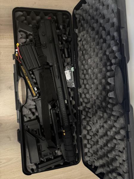 DMR-FN Scar H-TPR Cybergun negra con dos partidas.